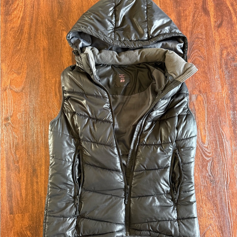 H&M Women's Black Puffer Vest